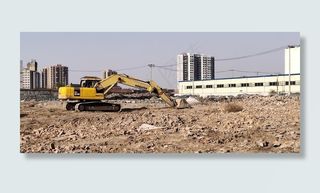 挖掘机 土地 开发 蓝天 楼房图片
