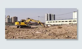 挖掘机 土地 开发 蓝天 楼房图片