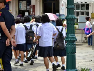 穿校服的学生图片