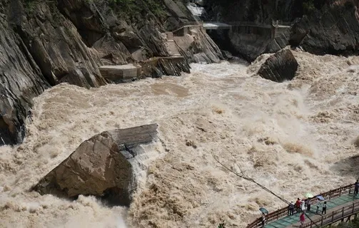 河流湍急如洪水图片