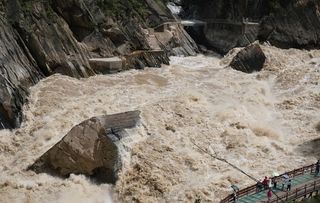 河流湍急如洪水图片