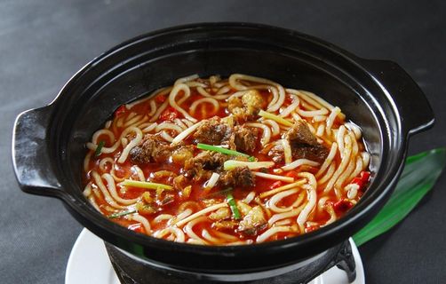 土豆粉炖牛腩图片