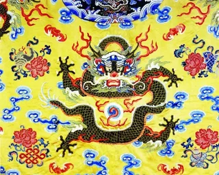 龙纹刺绣图片