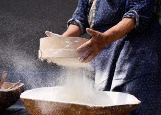 高清筛面粉图片