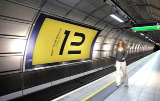 地铁站里的广告牌样机图片