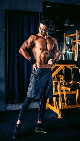 健身房帅哥展示完美身材肌肉图片