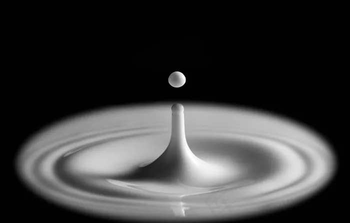 水滴碰撞的瞬间图片