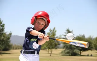 打棒球的小男孩图片