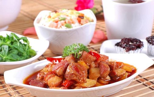 式红烧肉套饭图片