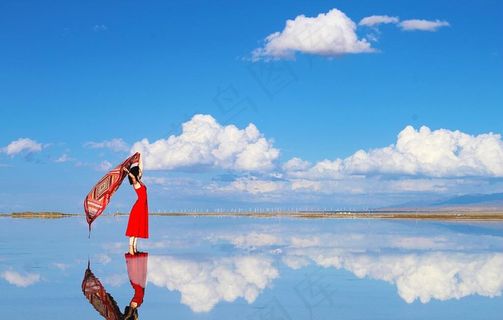 茶卡的红衣女孩图片