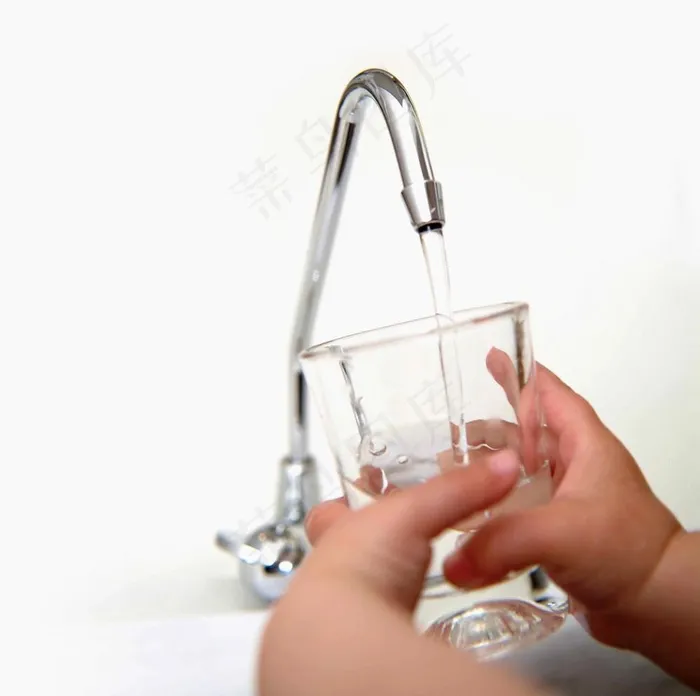 水龙头 杯子 宝宝用杯子接水 可爱 可亲 自来水图片