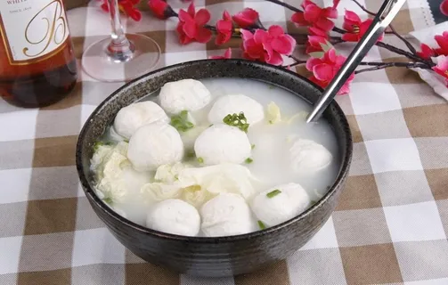 鳗鱼丸白菜汤图片 鳗鱼丸白菜汤图片