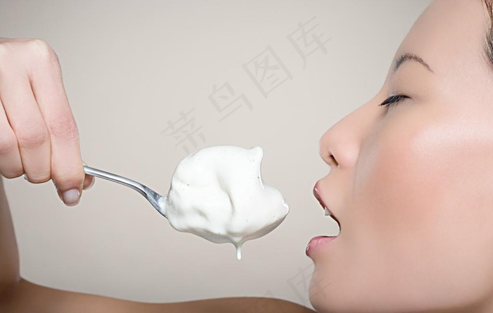 吃奶酪的美女图片