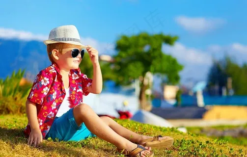 在草地上坐着的小男孩图片 在草地上坐着的小男孩图片