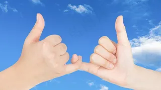 蓝天拉钩手势图片