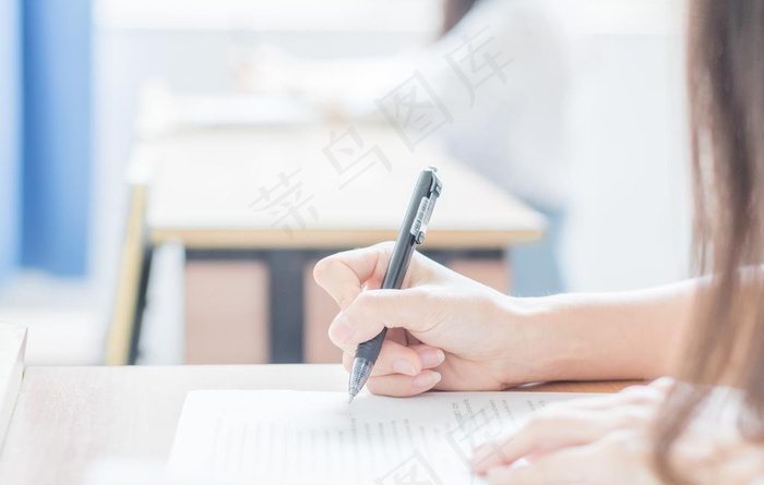 认真答卷的小姐姐图片