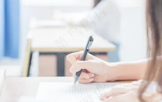 认真答卷的小姐姐图片