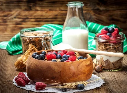 鲜牛奶与燕麦片水果图片