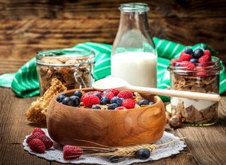 鲜牛奶与燕麦片水果图片