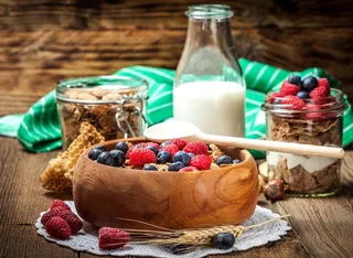 鲜牛奶与燕麦片水果图片