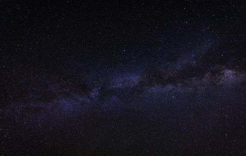 黑暗中的星空图片