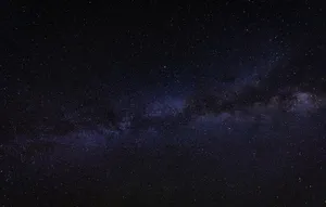 黑暗中的星空图片