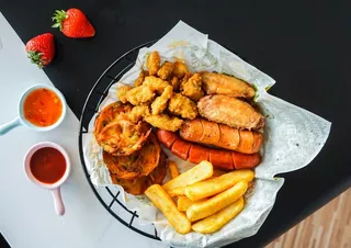 小食拼盘 鸡翅 香肠 薯条图片