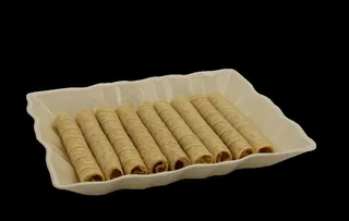 榴莲味夹心蛋卷盘子里高清免抠图片