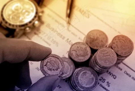 摘财富的人金钱和财务概念图片