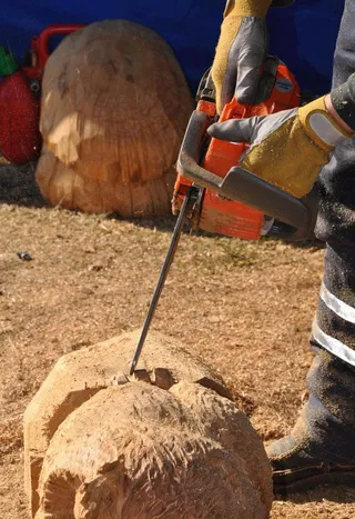 工匠正在使用电锯图片
