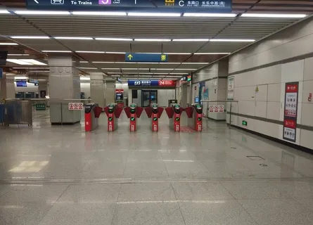 地铁入口图片