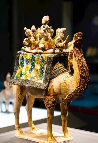 唐三彩骆驼载乐俑图片