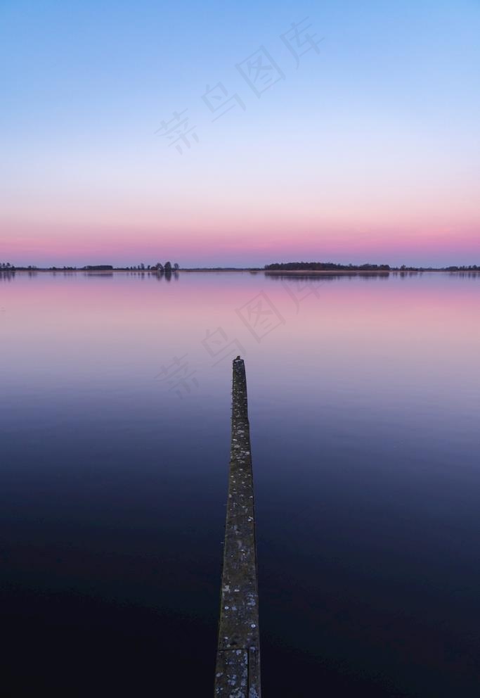 夕阳 黄昏 湖面小船 湖面夕阳图片