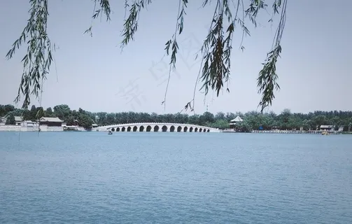 湖面与拱桥图片