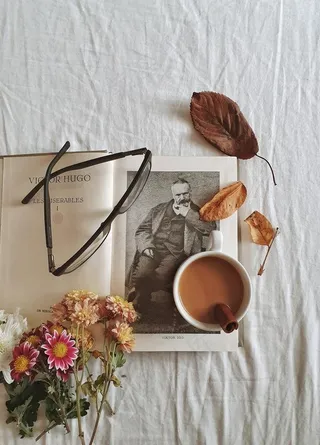 书本 眼镜 枯叶 咖啡杯俯视图图片