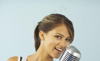 唱歌的美女图片