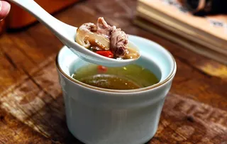 松茸鸽子汤图片