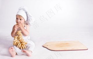 吃面包圈的婴儿宝宝小厨师图片