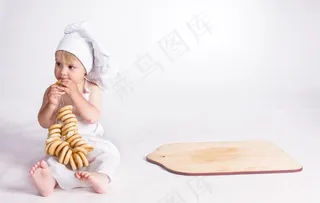 吃面包圈的婴儿宝宝小厨师图片