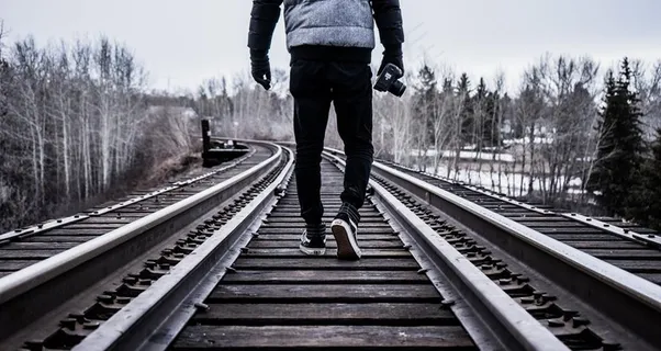 轨道和背影图片