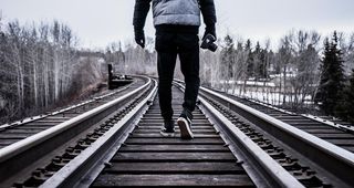 轨道和背影图片