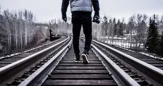 轨道和背影图片