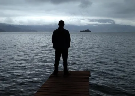 独站海边远眺男人背影图片 独站海边远眺男人背影图片