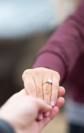 婚姻爱情情侣牵手摄影图片