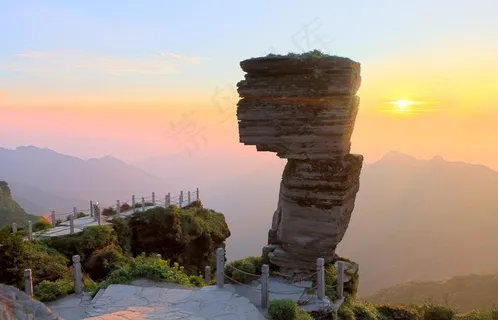 夕阳辉映蘑菇石图片