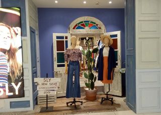 时尚女装店橱窗展示图片