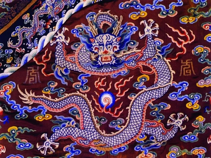龙纹刺绣图片
