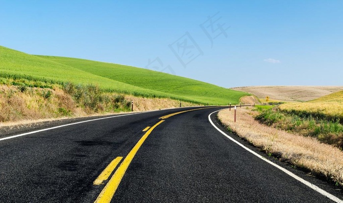 驶向远方的公路图片