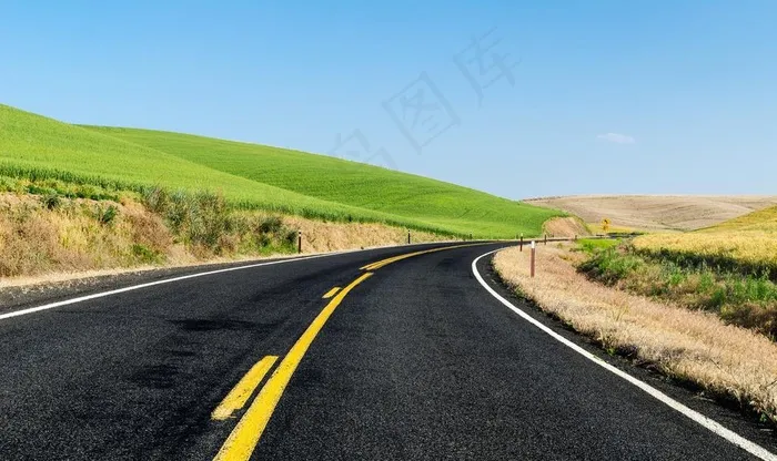 驶向远方的公路图片
