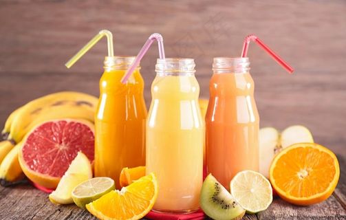 鲜榨的水果汁图片